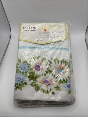Vintage Pequot Floral Standard Pillowcases 1970's 2pc Flowers Daisies 42X36 IN